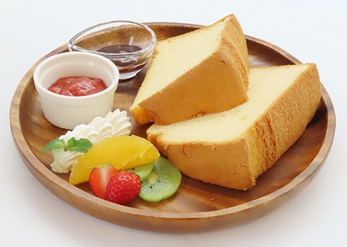 フルーツと一緒にプレートに盛りつけられたシフォンケーキ