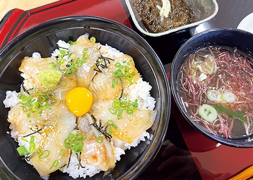 生卵をのせた「平目の漬け丼」